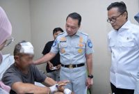 Foto: Direktur Utama Jasa Raharja, Rivan A. Purwantono dan Wamen BUMN saat menjenguk Korban Kecelakaan Tol Cipularang