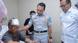 Foto: Direktur Utama Jasa Raharja, Rivan A. Purwantono dan Wamen BUMN saat menjenguk Korban Kecelakaan Tol Cipularang
