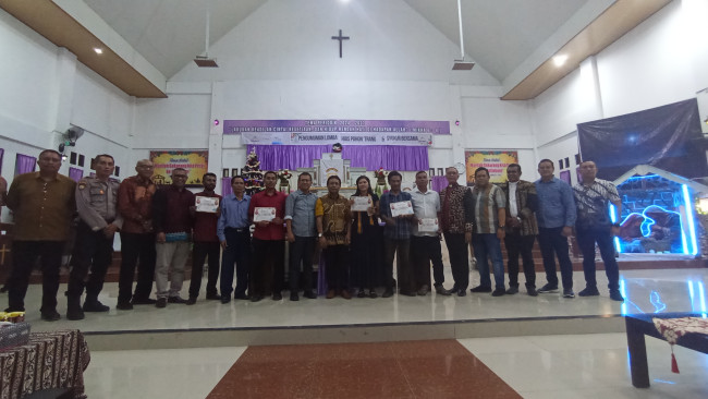 GMIT Rehobot Hueknutu Jawara Lomba Hias Pohon Natal 2024. Kantor Desa Tuapukan urutan Kedua