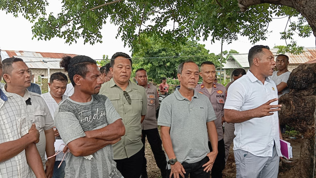 Foto: Warga-Desa-Lifuleo-Blokir-Jalan.jpg