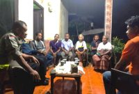 Foto: Aparat Polsek Amarasi saat melakukan tindakan preventif kepada keluarga guna mencegah konflik lanjutan. 