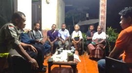 Foto: Aparat Polsek Amarasi saat melakukan tindakan preventif kepada keluarga guna mencegah konflik lanjutan. 