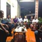 Foto: Aparat Polsek Amarasi saat melakukan tindakan preventif kepada keluarga guna mencegah konflik lanjutan. 