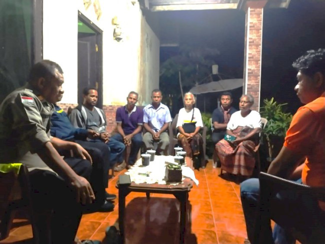 Foto: Aparat Polsek Amarasi saat melakukan tindakan preventif kepada keluarga guna mencegah konflik lanjutan. 