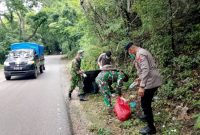 Foto: Aparat Koramil 1604-02 dan Aparat Polsek Fatuleu ketika melakukan giat pembersihan sampah. 