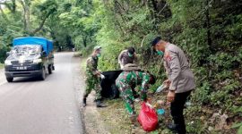 Foto: Aparat Koramil 1604-02 dan Aparat Polsek Fatuleu ketika melakukan giat pembersihan sampah. 