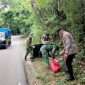 Foto: Aparat Koramil 1604-02 dan Aparat Polsek Fatuleu ketika melakukan giat pembersihan sampah. 