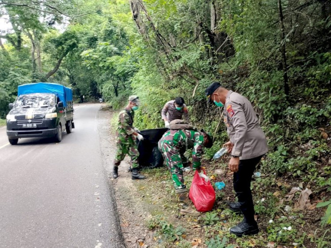 Foto: Aparat Koramil 1604-02 dan Aparat Polsek Fatuleu ketika melakukan giat pembersihan sampah. 