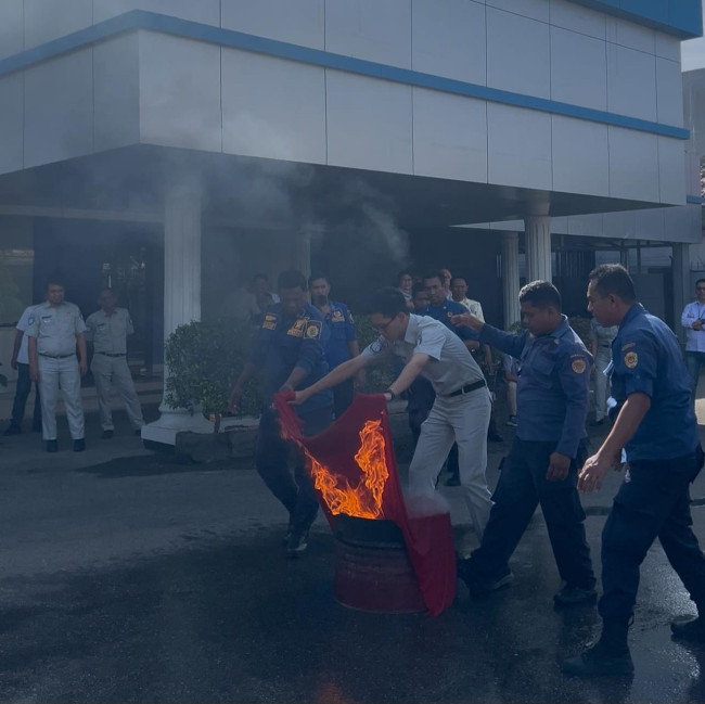 Simulasi Tanggap Darurat! Jasa Raharja NTT Diberi Pelatihan dan Praktek Pemadaman Api