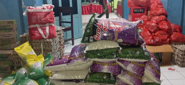 Peduli Sesama, Bupati Kupang Terpilih Serahkan Bantuan Sembako Di 3 Lokasi Banjir