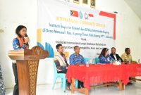 Foto: Wakil Bupati Kupang, Aurum Titu Eki saat membuka kegiatan Kolaborasi Kesehatan antar dua universitas di Desa Manusak.