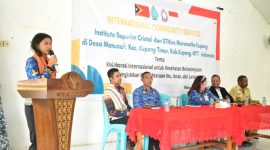 Foto: Wakil Bupati Kupang, Aurum Titu Eki saat membuka kegiatan Kolaborasi Kesehatan antar dua universitas di Desa Manusak.