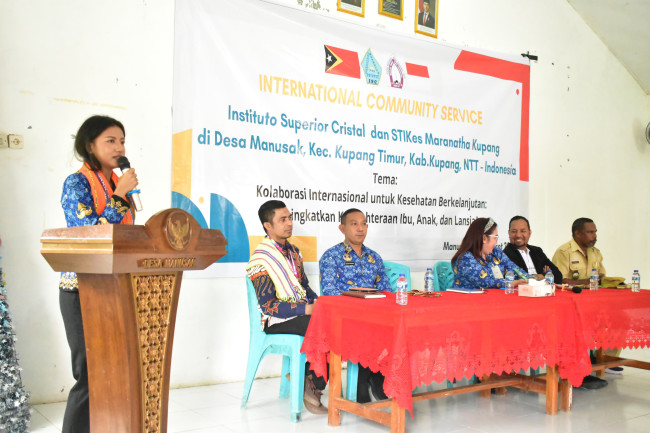 Foto: Wakil Bupati Kupang, Aurum Titu Eki saat membuka kegiatan Kolaborasi Kesehatan antar dua universitas di Desa Manusak.