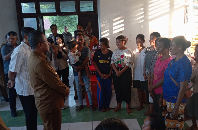 Kunjungi Korban Bencana Tanah Longsor Kelurahan Takari, Ini Pesan Bupati Kupang