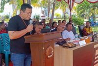 Foto: Kepala Bank NTT Cabang Oelamasi, Richardus Adven Dhada (berdiri, kaos hitam) saat memberikan pemaparan terkait Layanan CMS. 