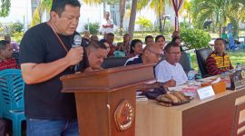 Foto: Kepala Bank NTT Cabang Oelamasi, Richardus Adven Dhada (berdiri, kaos hitam) saat memberikan pemaparan terkait Layanan CMS. 