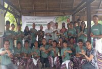 Foto: Bupati Yosef Lede saat melakukan pose bersama petani muda Thagun Afa dan pengurus Tandurasa. 