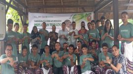 Foto: Bupati Yosef Lede saat melakukan pose bersama petani muda Thagun Afa dan pengurus Tandurasa. 