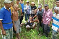 Foto: Lurah Babau, Willy Djami bersama sejumlah masyarakat saat lakukan survei lahan untuk pembangunan TPU. 