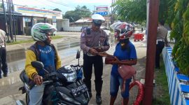 Foto: Personel Satlantas Polres Kupang saat lakukan pemeriksaan kelengkapan dokumen kepada pengendara. 