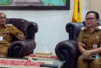 Foto: Kepala BKPSDM Kabupaten Kupang, Dina Masneno (kanan) dan Plt. Sekda Kabupaten Kupang, Marthen Rahakbaw (kiri) saat melakukan Konferensi Pers, Senin (24/03) di ruang kerja Plt. Sekda Kabupaten Kupang. 