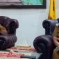 Foto: Kepala BKPSDM Kabupaten Kupang, Dina Masneno (kanan) dan Plt. Sekda Kabupaten Kupang, Marthen Rahakbaw (kiri) saat melakukan Konferensi Pers, Senin (24/03) di ruang kerja Plt. Sekda Kabupaten Kupang. 