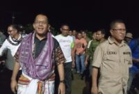 Foto: Gubernur NTT, Emanuel Melkiades Laka Lena (kiri) dan Bupati Kupang, Yosef Lede (kanan) saat mengunjungi bendungan raknamo, di Kabupaten Kupang. 