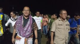 Foto: Gubernur NTT, Emanuel Melkiades Laka Lena (kiri) dan Bupati Kupang, Yosef Lede (kanan) saat mengunjungi bendungan raknamo, di Kabupaten Kupang. 