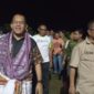Foto: Gubernur NTT, Emanuel Melkiades Laka Lena (kiri) dan Bupati Kupang, Yosef Lede (kanan) saat mengunjungi bendungan raknamo, di Kabupaten Kupang. 