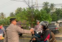 Foto: Kapolres Kupang, AKBP Anak Agung Gde Anom Wirata, S. I. K., M. H., saat membagikan takjil kepada Warga. 