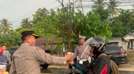 Foto: Kapolres Kupang, AKBP Anak Agung Gde Anom Wirata, S. I. K., M. H., saat membagikan takjil kepada Warga. 
