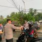 Foto: Kapolres Kupang, AKBP Anak Agung Gde Anom Wirata, S. I. K., M. H., saat membagikan takjil kepada Warga. 