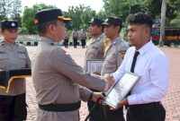 Foto: Kapolres Kupang, AKBP Anak Agung Gde Anom Wirata saat memberikan penghargaan kepada 4 personel Polres Kupang. 