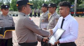 Foto: Kapolres Kupang, AKBP Anak Agung Gde Anom Wirata saat memberikan penghargaan kepada 4 personel Polres Kupang. 