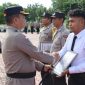 Foto: Kapolres Kupang, AKBP Anak Agung Gde Anom Wirata saat memberikan penghargaan kepada 4 personel Polres Kupang. 