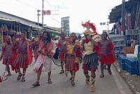 Pemeran Yesus memerankan adegan penyiksaan dalam prosesi Paskah Kupang 2025