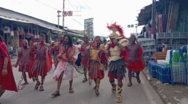 Pemeran Yesus memerankan adegan penyiksaan dalam prosesi Paskah Kupang 2025
