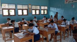 Foto: Suasana ujian nasional di SMPN 9 Kupang Timur (foto: Him Mone/Kamis, 24/04) 