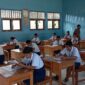 Foto: Suasana ujian nasional di SMPN 9 Kupang Timur (foto: Him Mone/Kamis, 24/04) 