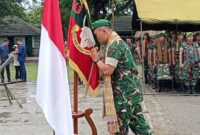Foto: Komandan Yonif 743/PSY, Letkol Inf. Hery Mujiono saat melakukan prosesi cium bendera perang. 