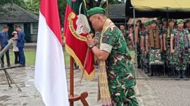 Foto: Komandan Yonif 743/PSY, Letkol Inf. Hery Mujiono saat melakukan prosesi cium bendera perang. 
