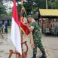 Foto: Komandan Yonif 743/PSY, Letkol Inf. Hery Mujiono saat melakukan prosesi cium bendera perang. 