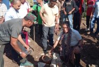 Foto: Peletakan batu pertama bedah rumah milik janda Maria Matnope, oleh Bupati Kupang, Yosef Lede, S.H., pada Jumat (16/05) 