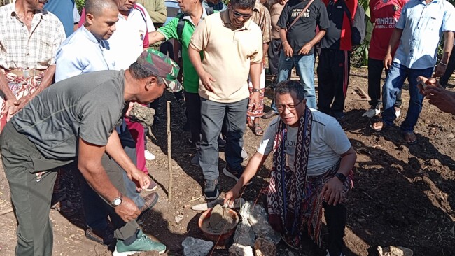 Foto: Peletakan batu pertama bedah rumah milik janda Maria Matnope, oleh Bupati Kupang, Yosef Lede, S.H., pada Jumat (16/05) 