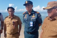 Foto: Bupati Kupang, Yosef Lede, S.H.,(kanan), Kepala KSOP Kelas III Kupang, Simon B. Baon (tengah), Kepala Dinas Pekerjaan Umum Kabupaten Kupang, Teldi Sanam (Kiri) saat berada di lokasi pembangunan dermaga baru di Kecamatan Sulamu