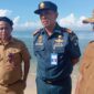 Foto: Bupati Kupang, Yosef Lede, S.H.,(kanan), Kepala KSOP Kelas III Kupang, Simon B. Baon (tengah), Kepala Dinas Pekerjaan Umum Kabupaten Kupang, Teldi Sanam (Kiri) saat berada di lokasi pembangunan dermaga baru di Kecamatan Sulamu