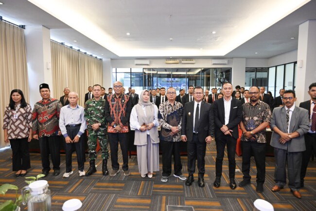Hadiri Pembukaan PKPA, Bupati Yosef Lede Minta Advokat Muda Berikan Akses Keadilan Bagi Masyarakat 1 Hadiri Pembukaan PKPA, Bupati Yosef Lede Minta Advokat Muda Berikan Akses Keadilan Bagi Masyarakat
