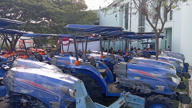 Komitmen Usman Husin pada Sektor Pertanian, Serahkan Bantuan Alsintan Bagi Petani Kabupaten Kupang