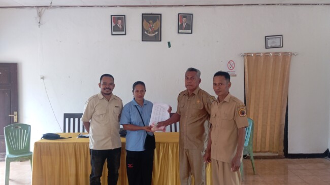 Foto: Penyerahan dana untuk PMT oleh Kepala Desa Lifuleo kepada Ketua Kader Posyandu. 