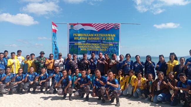 Wujudkan Kepedulian Lingkungan, Lantamal VII Kupang Gelar Aksi Bersih Bersih di Pantai Tablolong